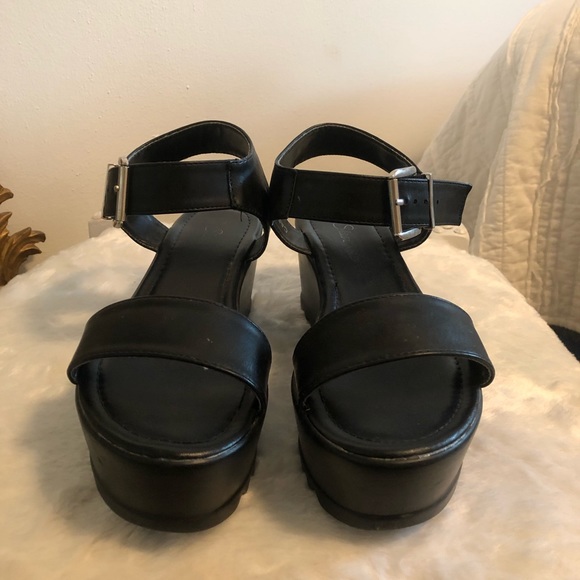 SOLD platform sandals - Picture 2 of 3